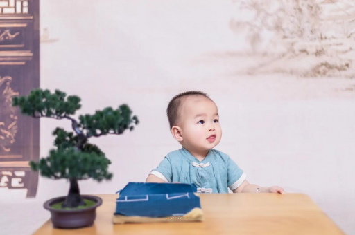 六盘水怀孕肚子中间凹两边凸